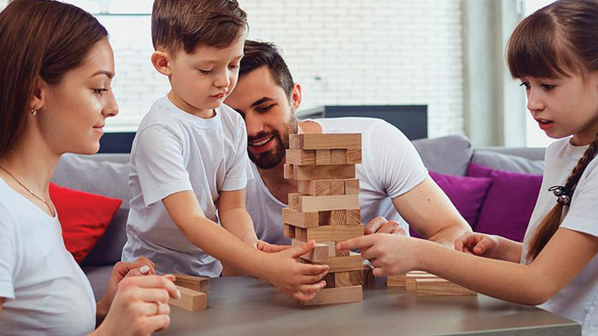 familia jugando juegos juntos niños mesa