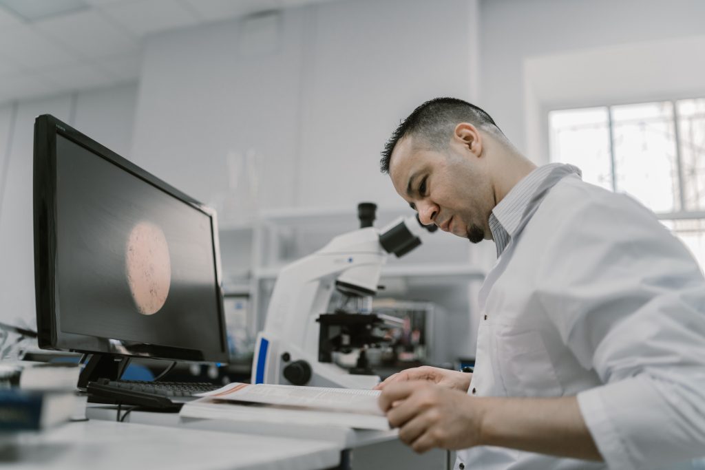 Científico revisando evidencia científica sobre la terapia EMDR en un laboratorio