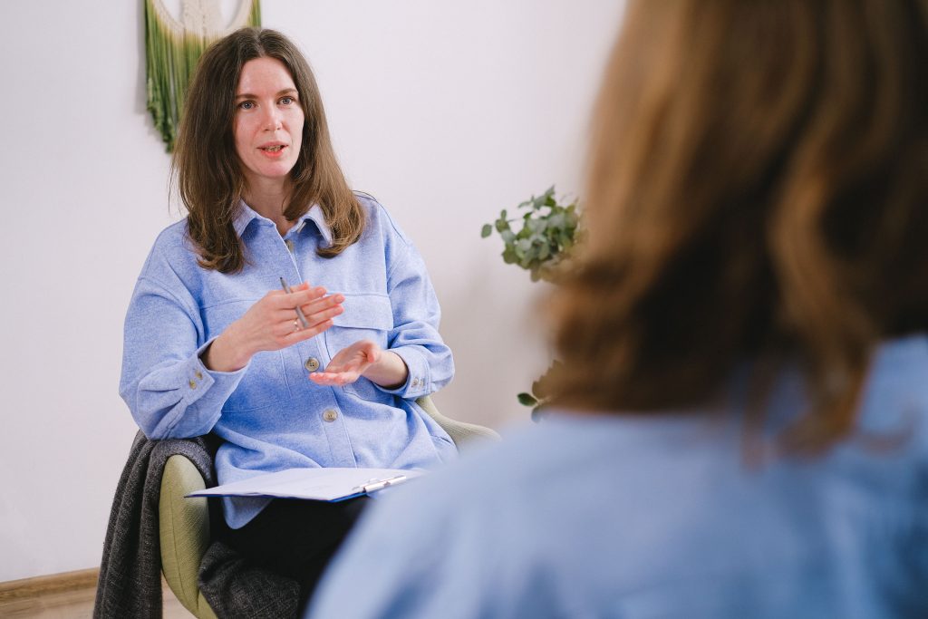 Terapeuta explicando los beneficios de la terapia EMDR a un paciente